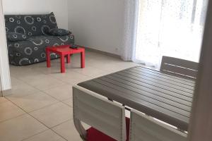 Comfortable nest just a stones throw from the sea