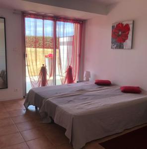 Comfortable nest just a stones throw from the sea