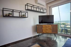 Panoramic White Blue