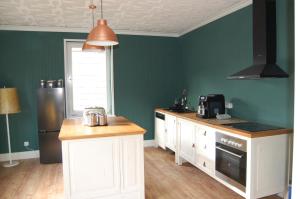 Großes Haus am Waldrand mit Garten und Parkplatz