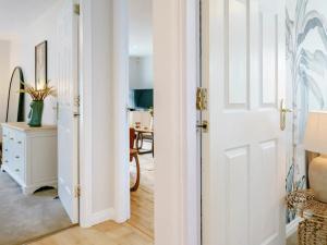 Pass the Keys Luxury Retreat Cafes and Shopping Queens Uni