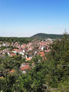 Großes Haus am Waldrand mit Garten und Parkplatz