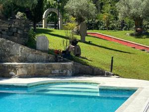 Vivienda turistica jardín con encanto y piscina