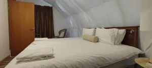 Desert Breeze - Al Ḩamrānīyah