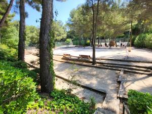 Appartements T3 climatise avec piscine, tennis et parking a 200m des plages - FR-1-316-252 : photos des chambres