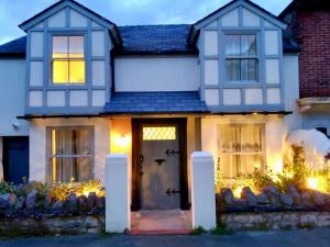 Tudor Cottage, Hot Tub, Sleeps 8