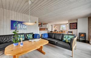 Beautiful Home In Ebeltoft With Wifi