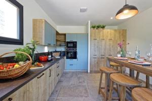 Villas Un joli hameau au coeur du vignoble de l'Escarelle et de la Provence Verte : photos des chambres