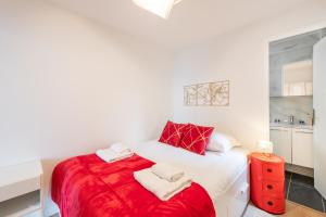 Appartements Spacious and bright 2-bedroom large apartment very close to Paris - near metro : photos des chambres