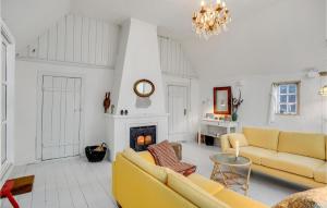 4 Bedroom Stunning Home In Knebel