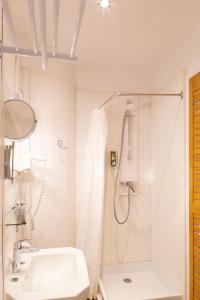 Hotels Logis Hotel Restaurant Le Louvre : photos des chambres