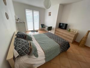 Sejours chez l'habitant Villa Raphael : Chambre Double avec Salle de Bains Privative