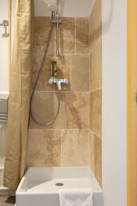 Hotels Logis Hotel Restaurant Le Louvre : Chambre Double