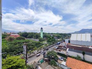 Modern Studio Design at Harvard Jatinangor Apartment By Travelio