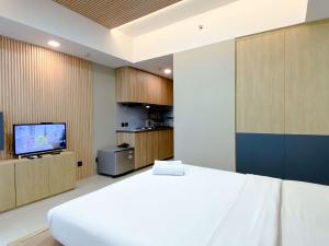 Modern Look Studio at Gateway Park LRT City Jatibening Apartment By Travelio