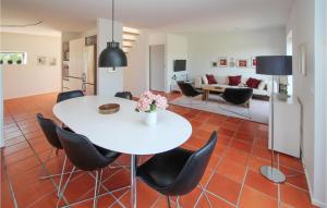 2 Bedroom Beautiful Apartment In Samsø