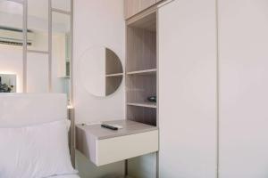 Homey and Cozy Stay Studio Belmont Residence Puri Apartement By Travelio