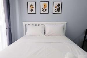 Minimalist Studio at Grand Asia Afrika Apartment By Travelio