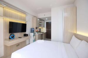 Cozy and Restful Studio at Transpark Cibubur Apartment By Travelio