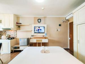 Nice and Comfortable Stay Studio at Gateway Ahmad Yani Cicadas Apartment By Travelio