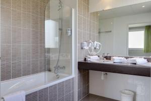 Hotels Brit Hotel Saint-Meen-le-Grand en Broceliande : photos des chambres