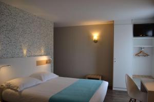 Hotels Brit Hotel Les Alizes : Chambre Triple avec Douche
