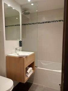 Hotels Brit Hotel Les Alizes : photos des chambres