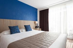 Triple Room with Sea View room in Hôtel De L'océan