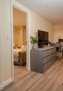 Cosy 1 Bedroom Basement Apartment With Private Patio Area - Whetstone