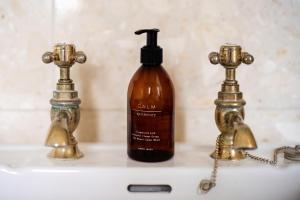 5 Bed Villa - Sleeps 10 - Hot Tub - Country Views