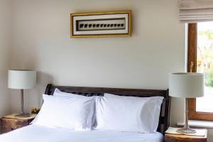 5 Bed Villa - Sleeps 10 - Hot Tub - Country Views