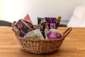 5 Bed Villa - Sleeps 10 - Hot Tub - Country Views