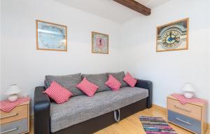 Three-Bedroom Holiday Home In Ribnik