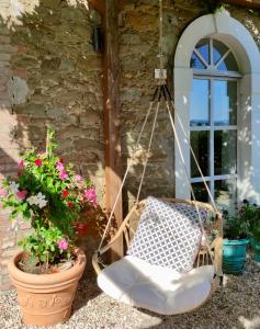 Private Stone Cottage with Starlink & Lake View