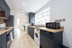 Sleek Retreat Modern Home with Games Room and Home Cinema Lounge-Sleeps 8
