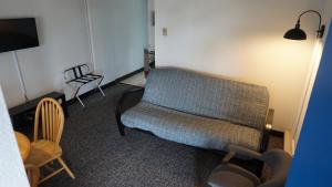 One-Bedroom Suite room in Windjammer Motor Inn