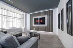 Sleek Retreat Modern Home with Games Room and Home Cinema Lounge-Sleeps 8 - Lostock