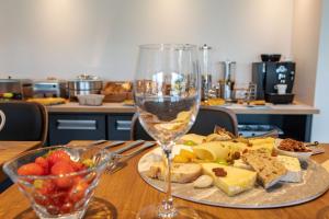 Hotels Brit Hotel Ploermel - Hotel de l'Hippodrome : photos des chambres