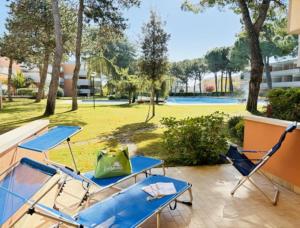 Flat with patio overlooking the pool
