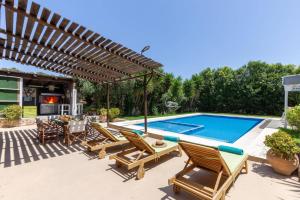 Villa Liostasi by Villa Plus