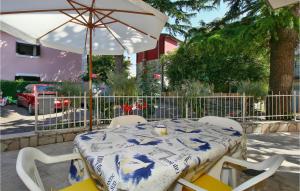 2 Bedroom Lovely Apartment In Novigrad 