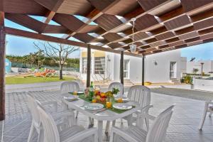 Villa Leonor by Villa Plus