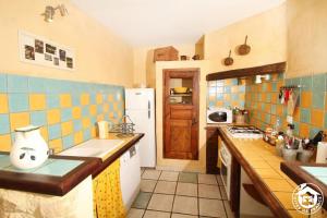 Spacious calm gite - 4 bedrooms, pool, view, pétanque