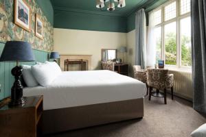 Family Room room in Ambleside Lake House