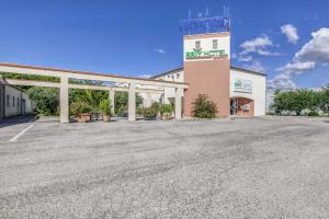 Hotels Brit Hotel Clermont-lʼHerault : photos des chambres