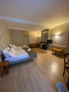 Hotels Logis Grand Hotel De L'Europe : Chambre Quadruple