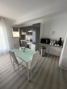 Maison 100m2 uniquement famille, couple & professionnel