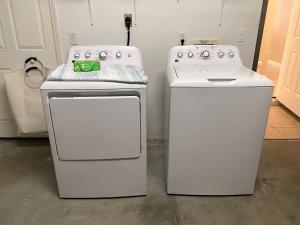 Beautiful Saltwater Front Home with a Pool