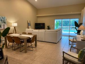 Beautiful Saltwater Front Home with a Pool