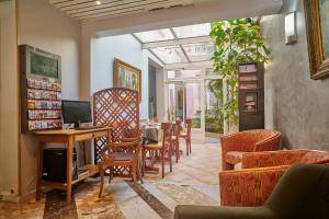Hotels Hotel Poussin : photos des chambres